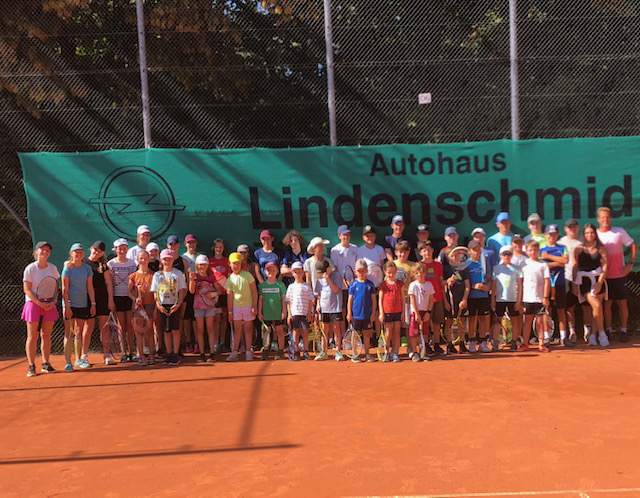 37 Kids mit Spaß beim Tenniscamp
