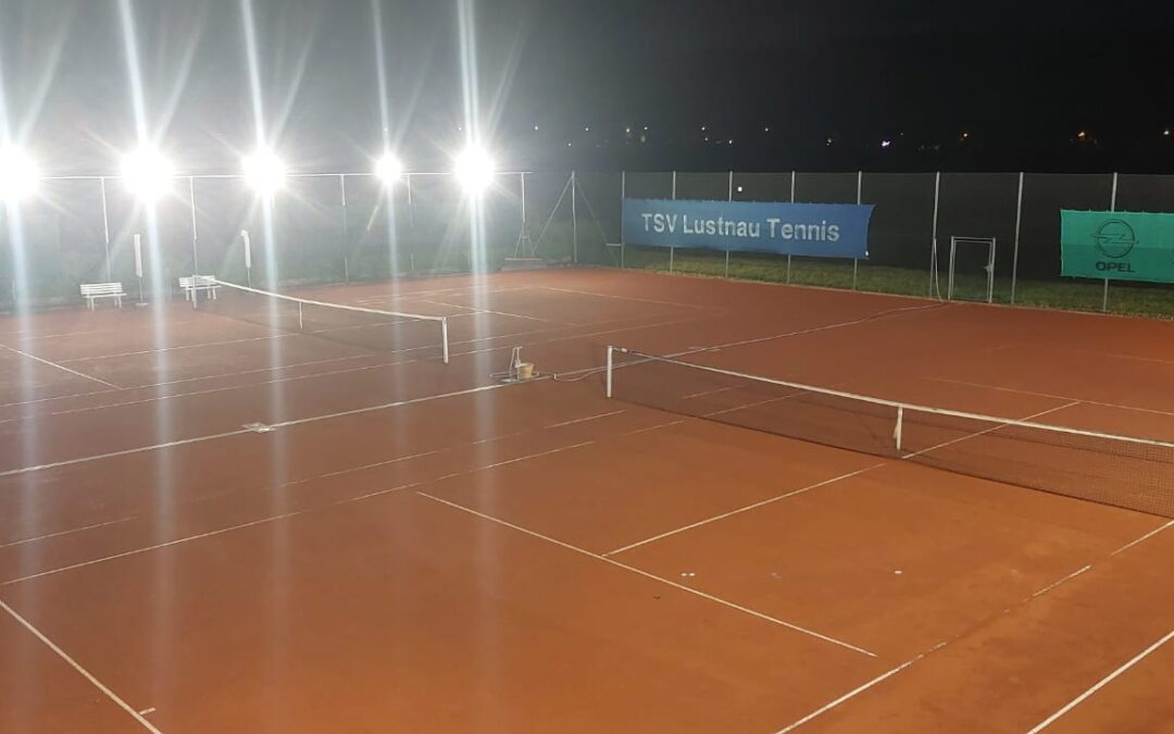 Tennis spielen mit Flutlicht