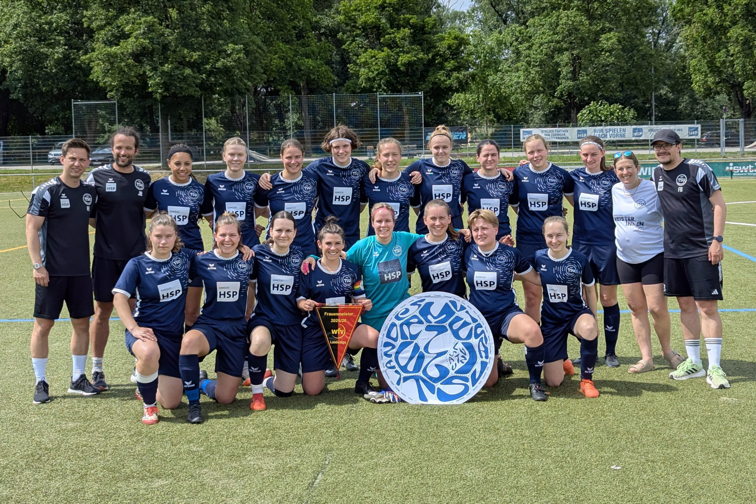2025-26 Meisterteam mit Wimpel TSV Lustnau Frauenfußball